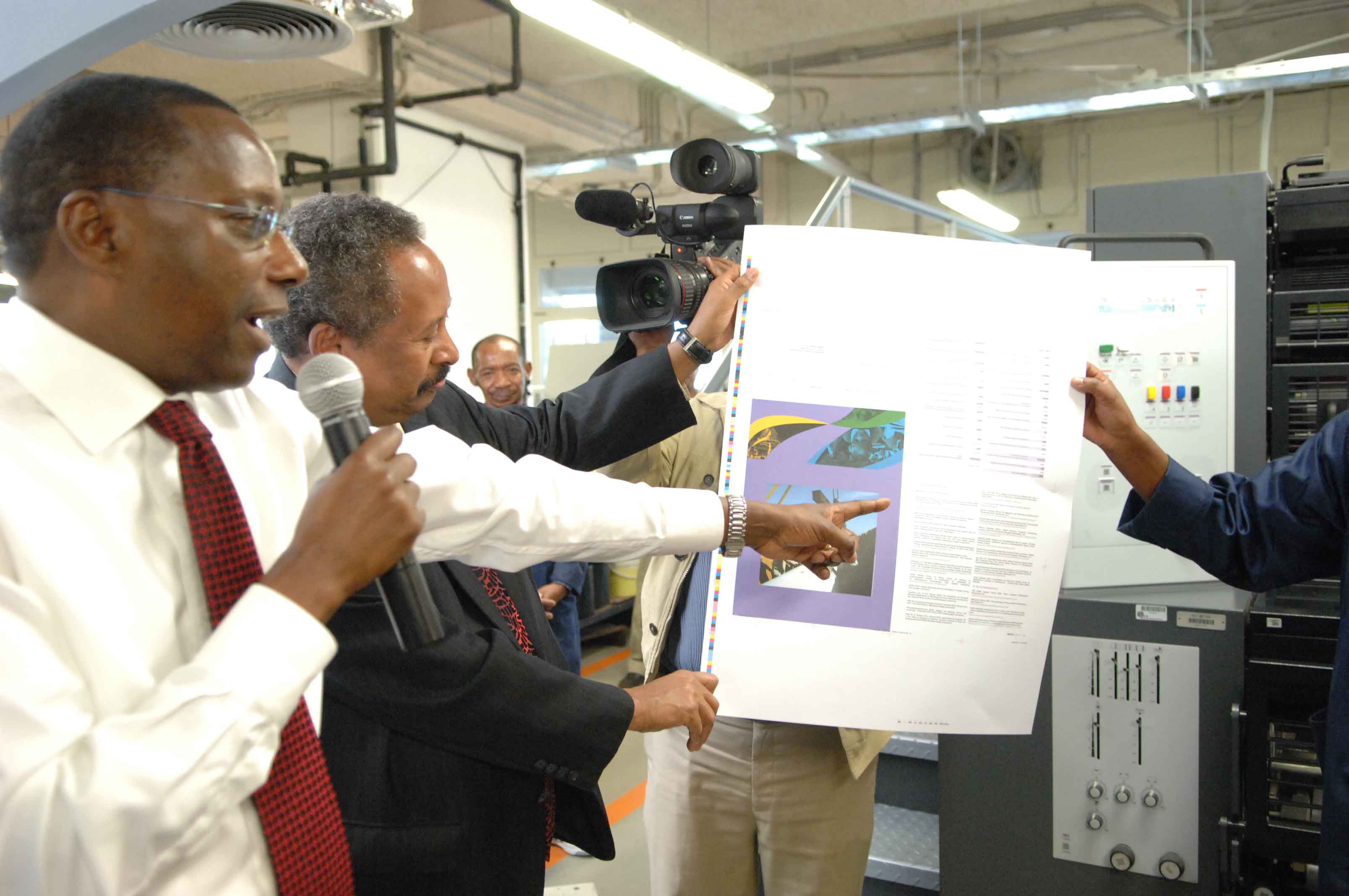 Chief of the Print Shop, Charles Ndungu, explaining the new technology of printing to the Deputy Executive Secretary, Abdalla Hamdok in 2014. Photo © ECA
