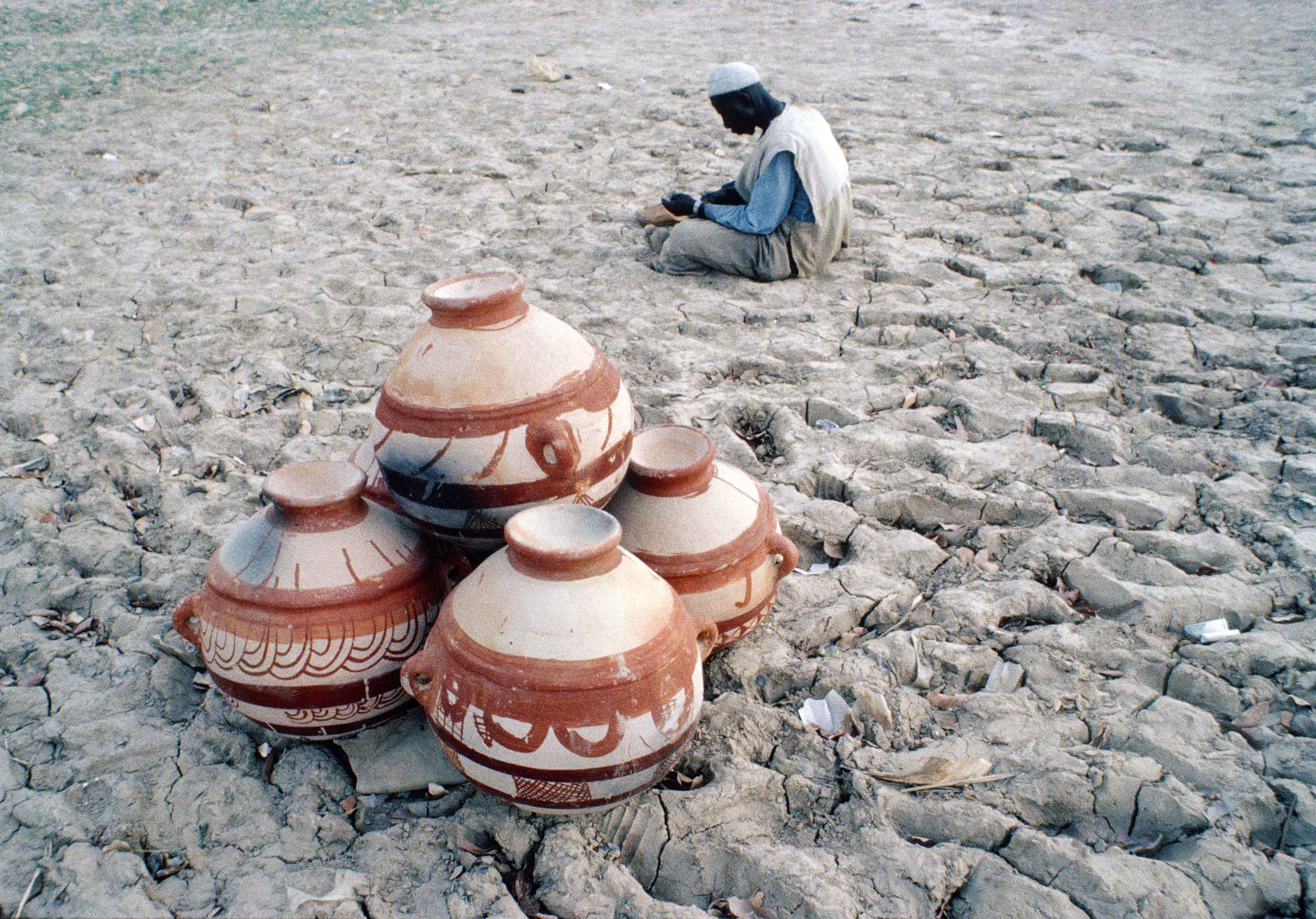 This photo shows a bone-dry part of the River Niger at Mopti, a major town in the Sudano- Sahelian zone of Mali, West Africa as captured on 1 April 1986. On April 1987, an African weather office – African Centre of Meteorological Application for Development (ACMAD) – was established in Niamey, Niger, to respond to the drastic fall in agricultural production caused by the devastating drought between 1983 and 1985. Photo © United Nations