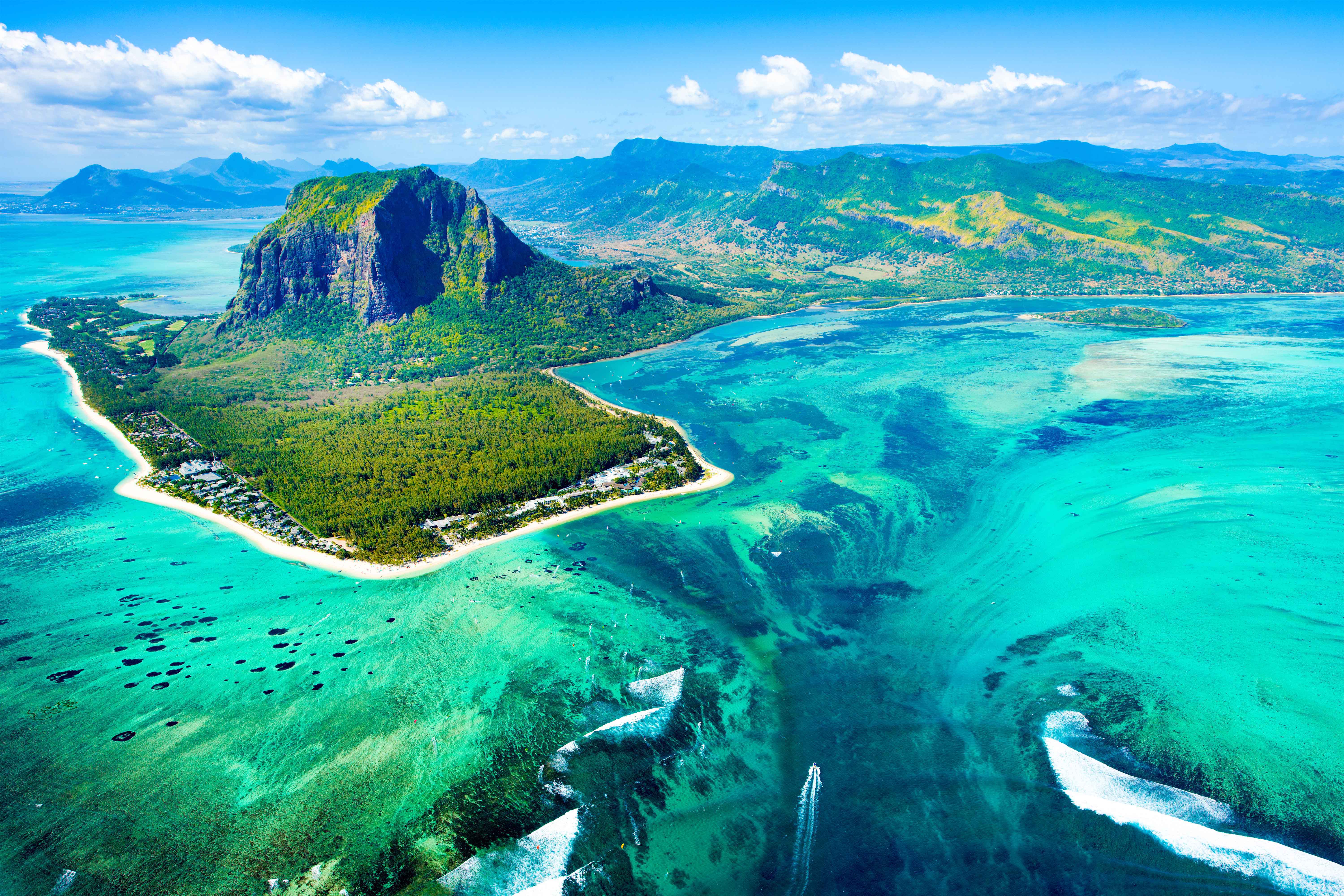 Большое море индийского океана. Леморн Брабант Маврикий. Ле-Морн Маврикий подводный водопад. Ле-Морн-Брабан, остров Маврикий. Мыс Леморн Маврикий.