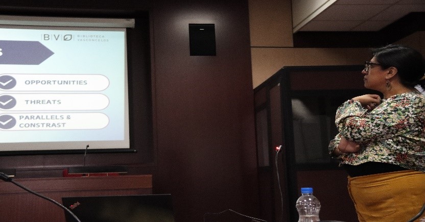 Senior Mexican librarian from the Bibliotheca Vasconcelos making a practical demo.